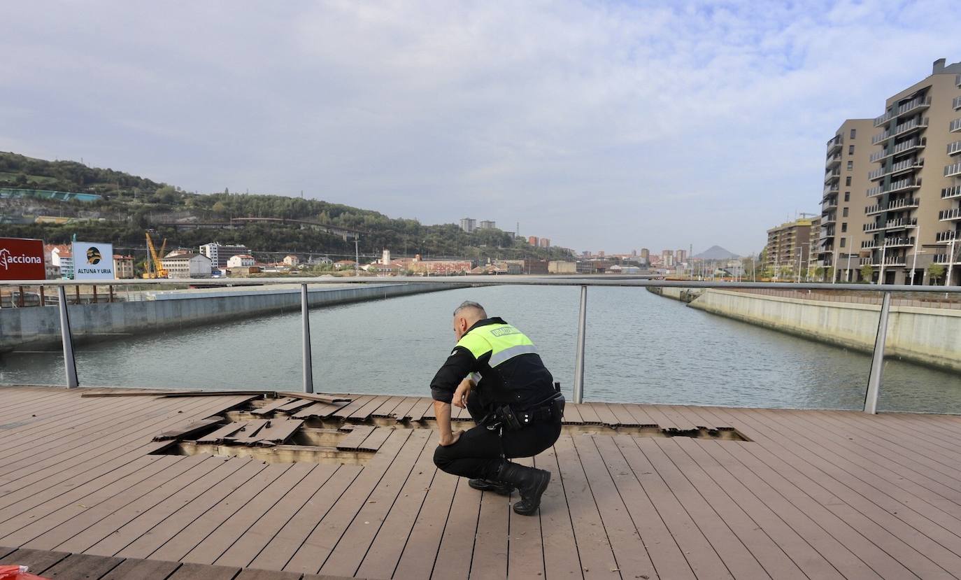 Fotos: Se abre un agujero en el puente Gehry en Bilbao