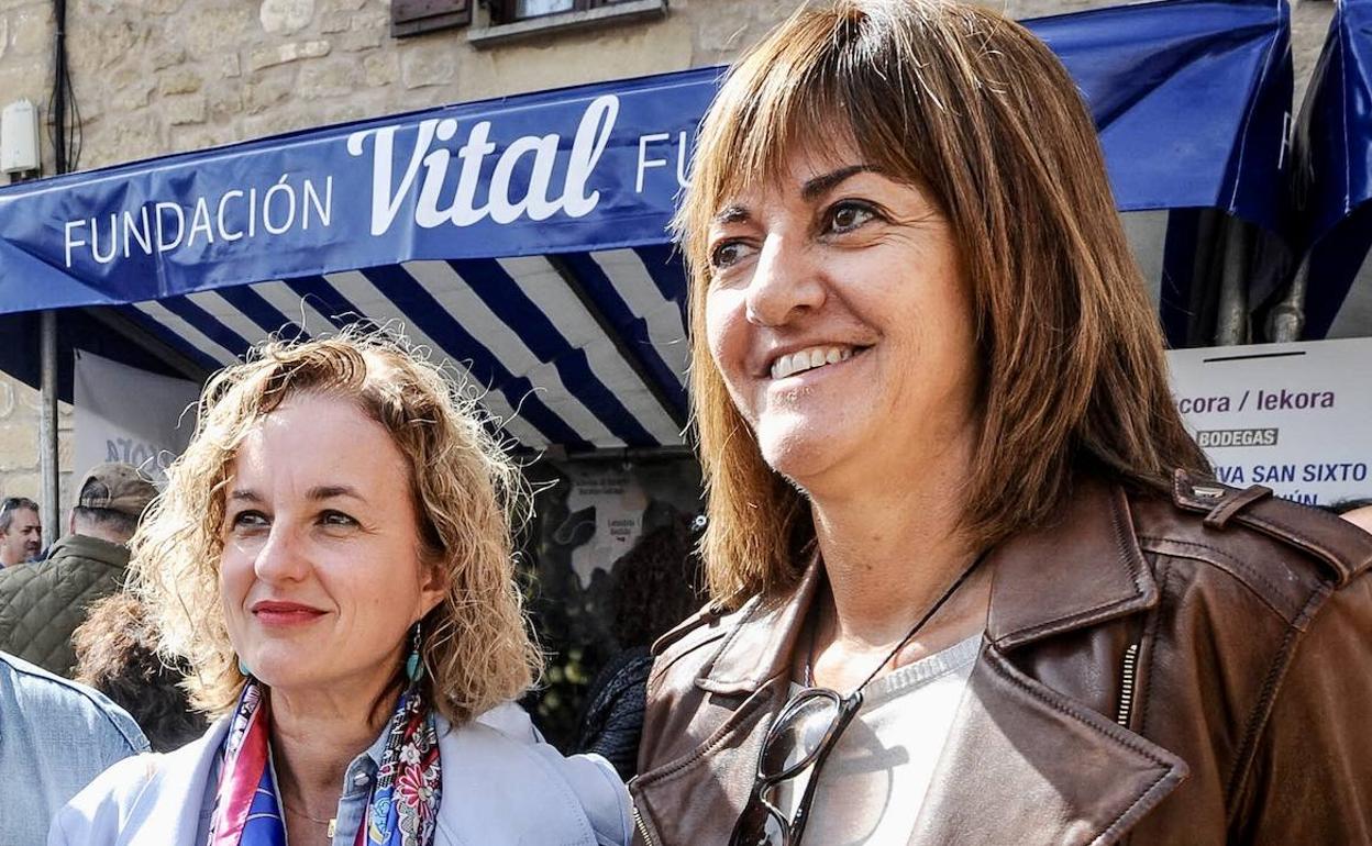 Las socialistas Cristina González e Idoia Mendia, durante una edición pasada de la Fiesta de la Vendimia. 