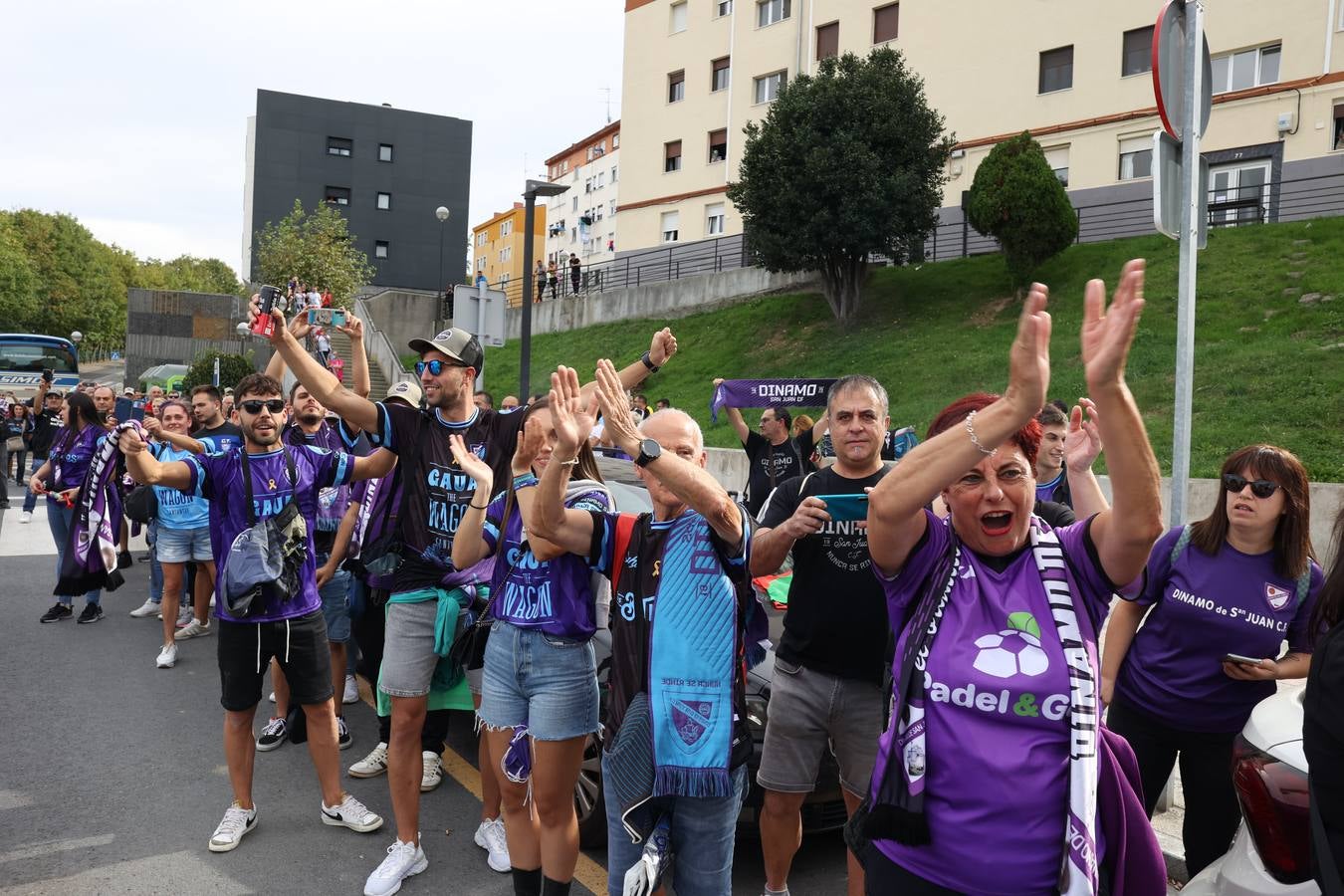 Fotos: El barrio San Juan de Santurtzi se vuelca con el Dinamo en su camino a la Copa