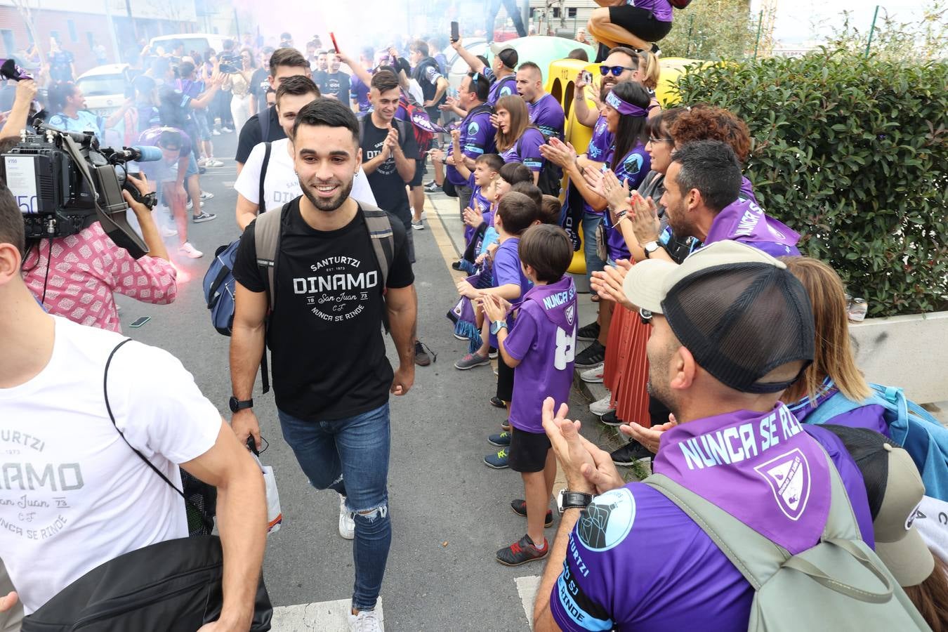 Fotos: El barrio San Juan de Santurtzi se vuelca con el Dinamo en su camino a la Copa