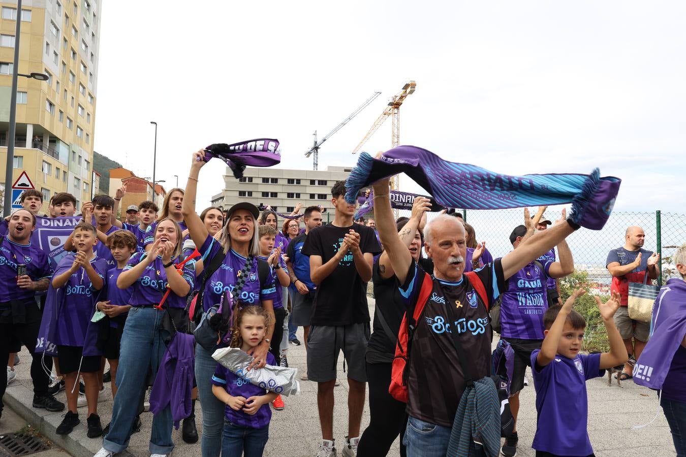 Fotos: El barrio San Juan de Santurtzi se vuelca con el Dinamo en su camino a la Copa