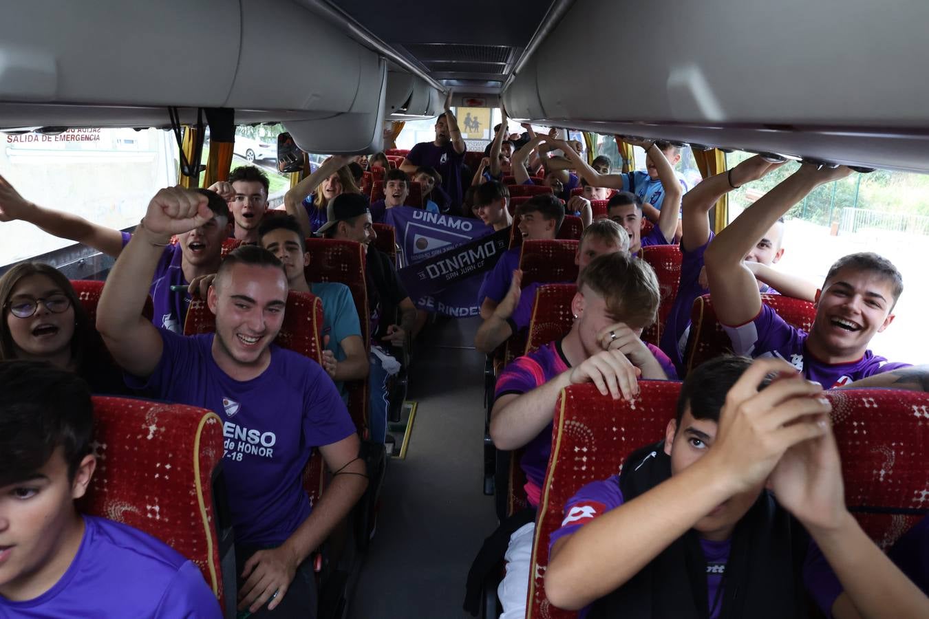 Fotos: El barrio San Juan de Santurtzi se vuelca con el Dinamo en su camino a la Copa