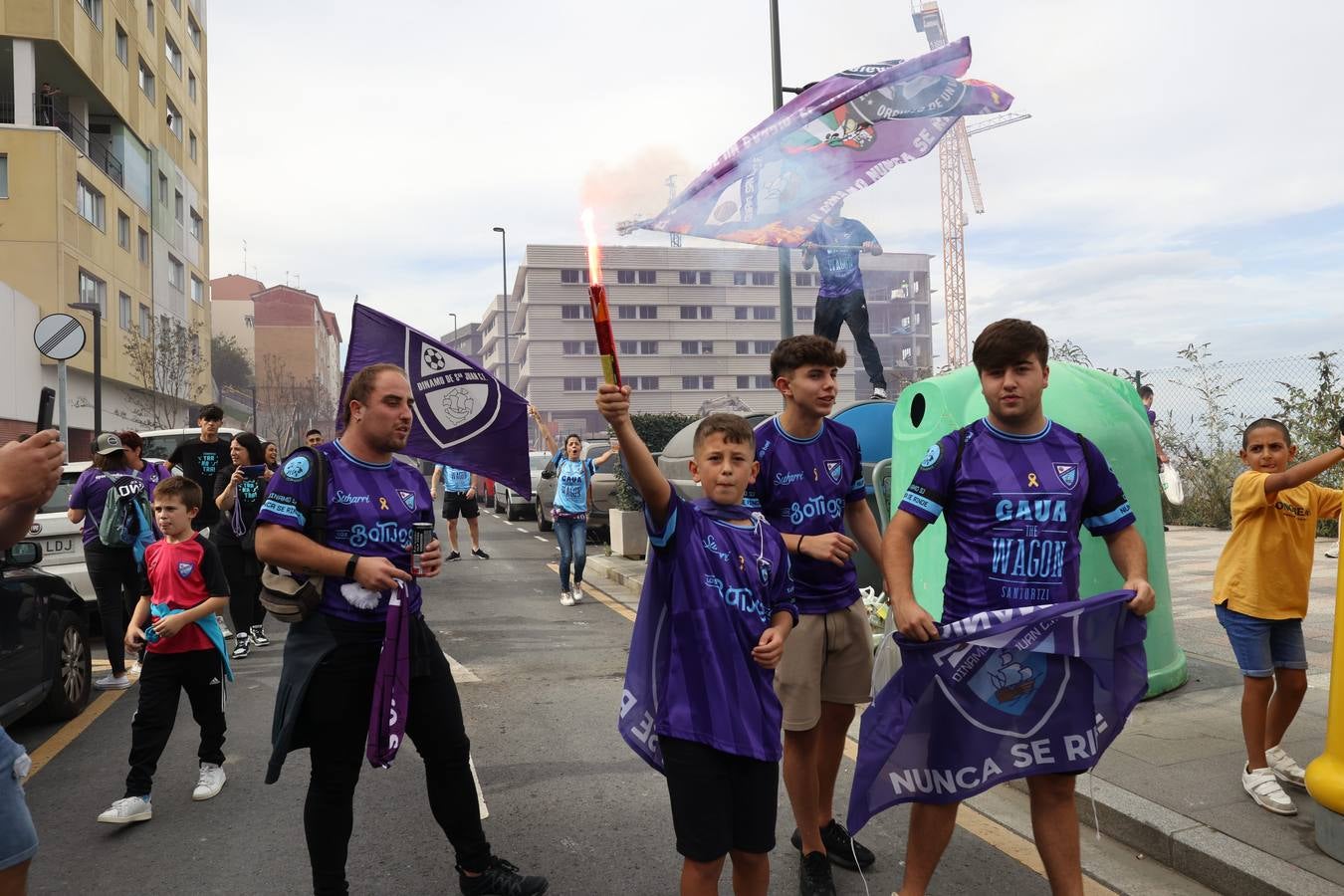 Fotos: El barrio San Juan de Santurtzi se vuelca con el Dinamo en su camino a la Copa