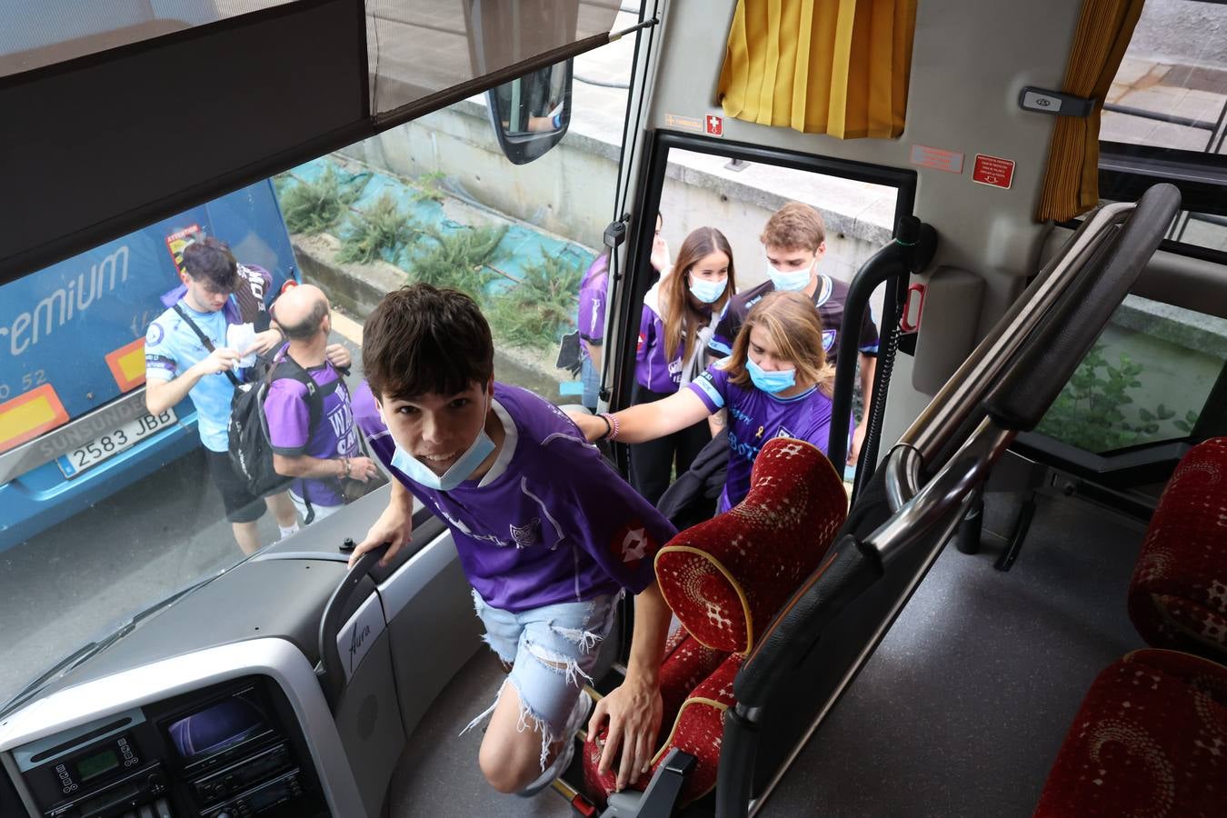 Fotos: El barrio San Juan de Santurtzi se vuelca con el Dinamo en su camino a la Copa