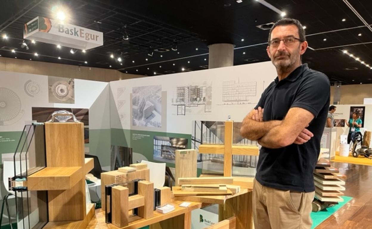 Aurelio Gámez en su stand de Egurtek, donde presentan los muros cortina. 