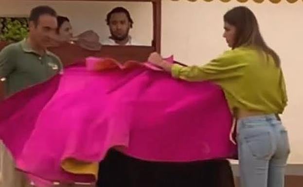 El vídeo en el que Enrique Ponce le enseña a torear a su novia Ana Soria