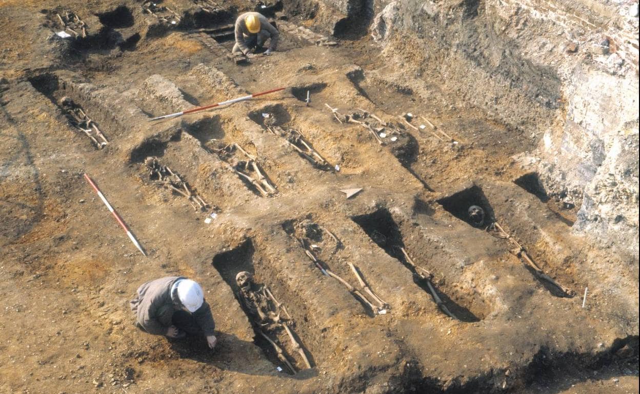 Investigadores toman muestras de ADN de individuos enterrados en el cementerio londinense de East Smithfield en 1348 y 1349.