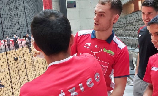 Laso habla con los pelotaris mexicanos y de Estados Unidos. 