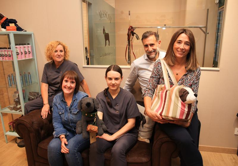 Mirari, Delia, Uzuri, Diego Bareño y Lorena Fernández, en el chester.