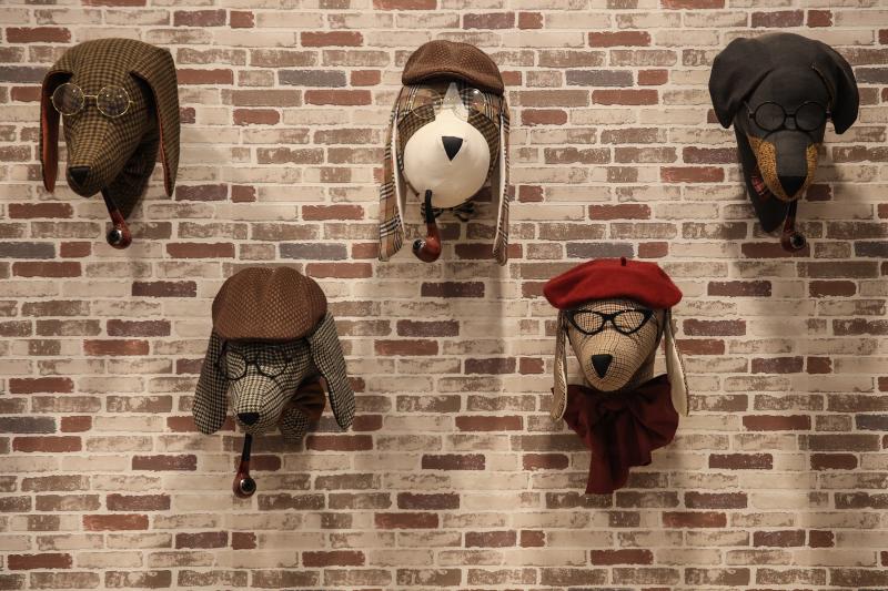 El mural de cabezas de perro que llama la atención de todos.