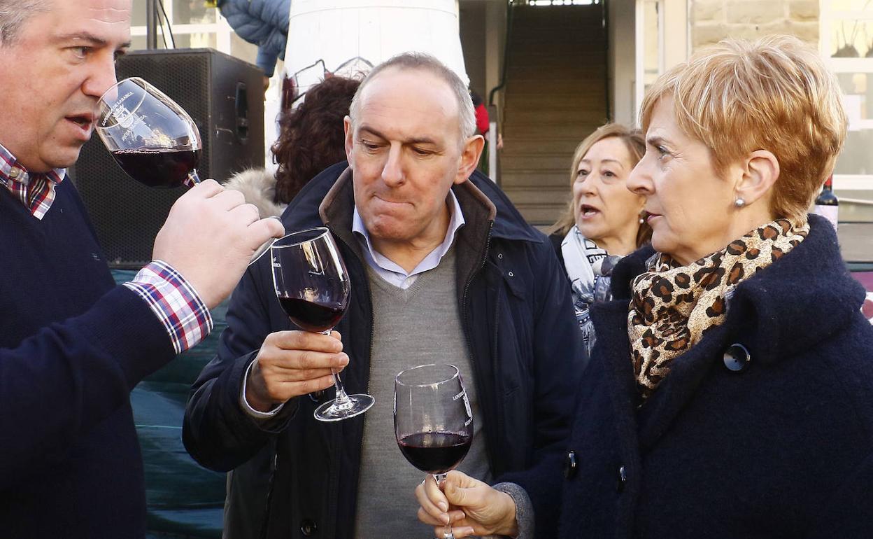 La consejera Tapia, a la derecha, junto al diputado general y al consejero Bittor Oroz durante una edición anterior de la fiesta de la vendimia. 