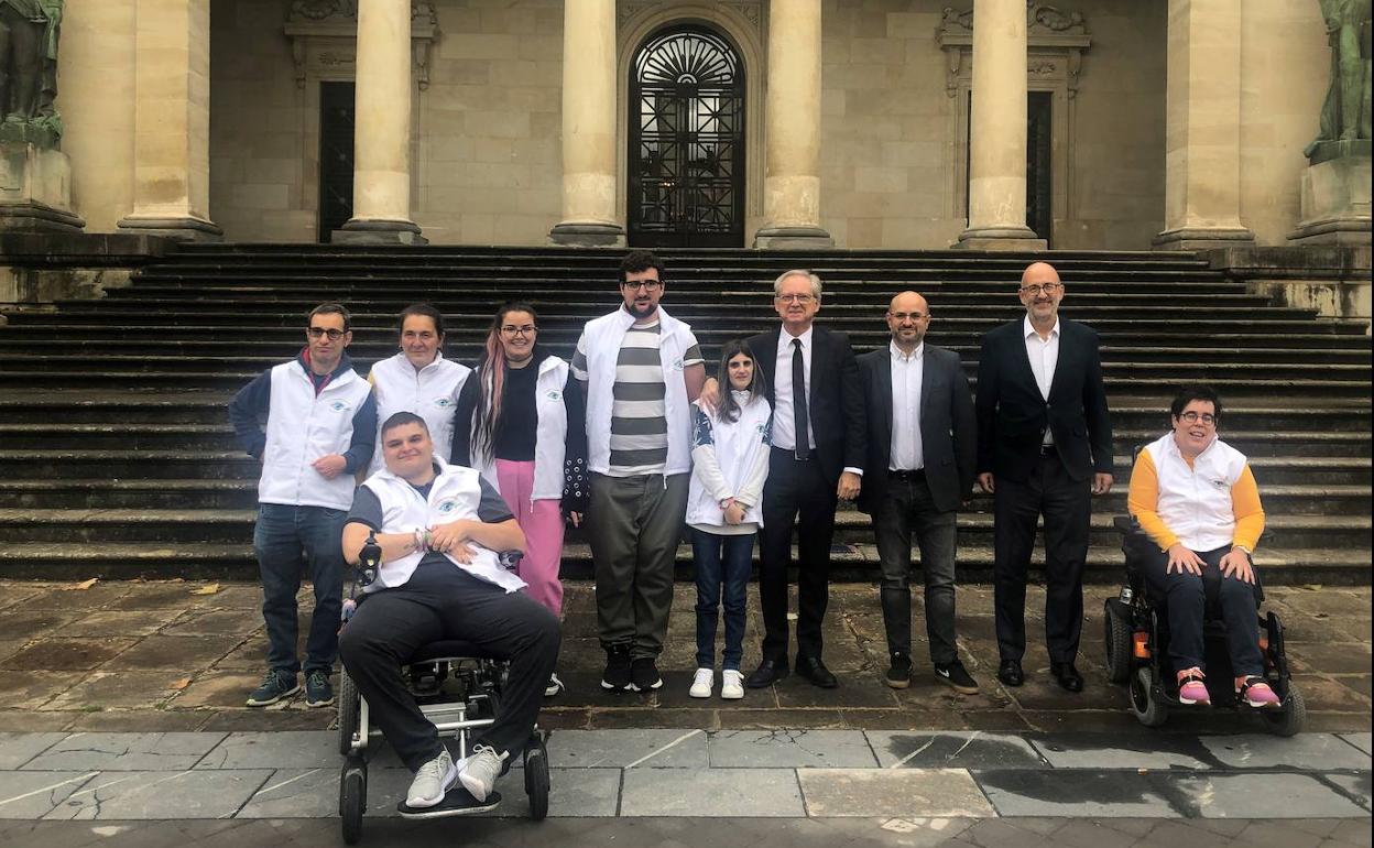 Los responsables de la Diputación y Egibide con los protagonistas de la campaña.