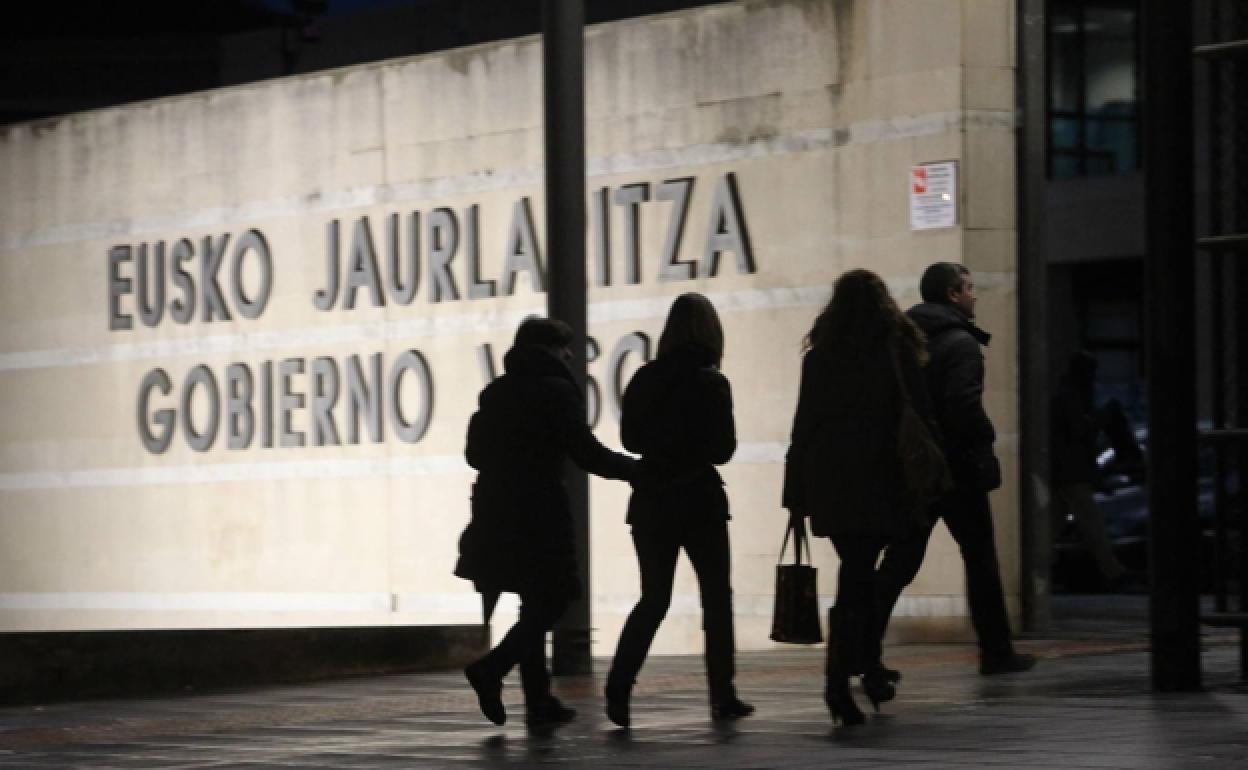 El Gobierno vasco gasta más de 300.000 euros en comidas en año y medio