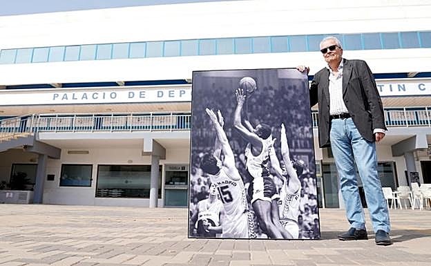 osé María Martín Urbano, hace tres semanas delante del Palacio y junto a una foto de un partido entre el Caja de Ronda y el Real Madrid. 