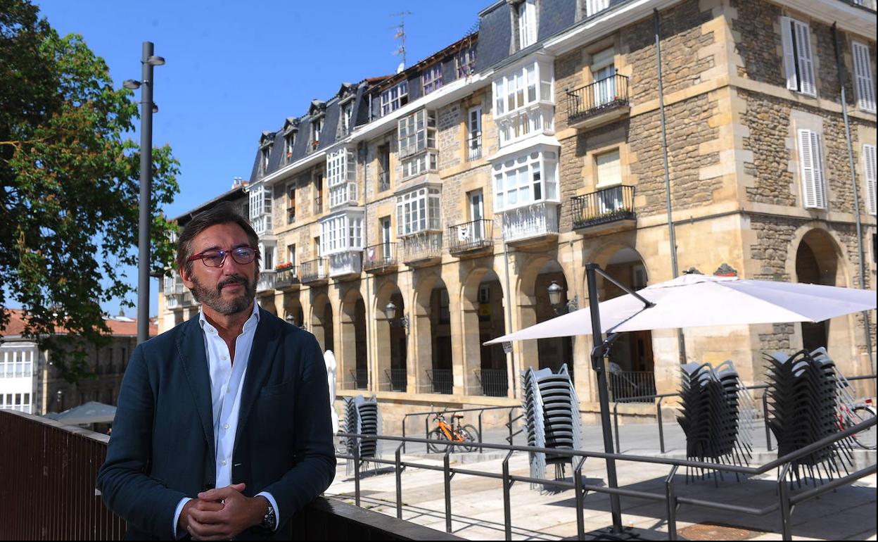 Iñaki Oyarzabal en el centro de Vitoria.