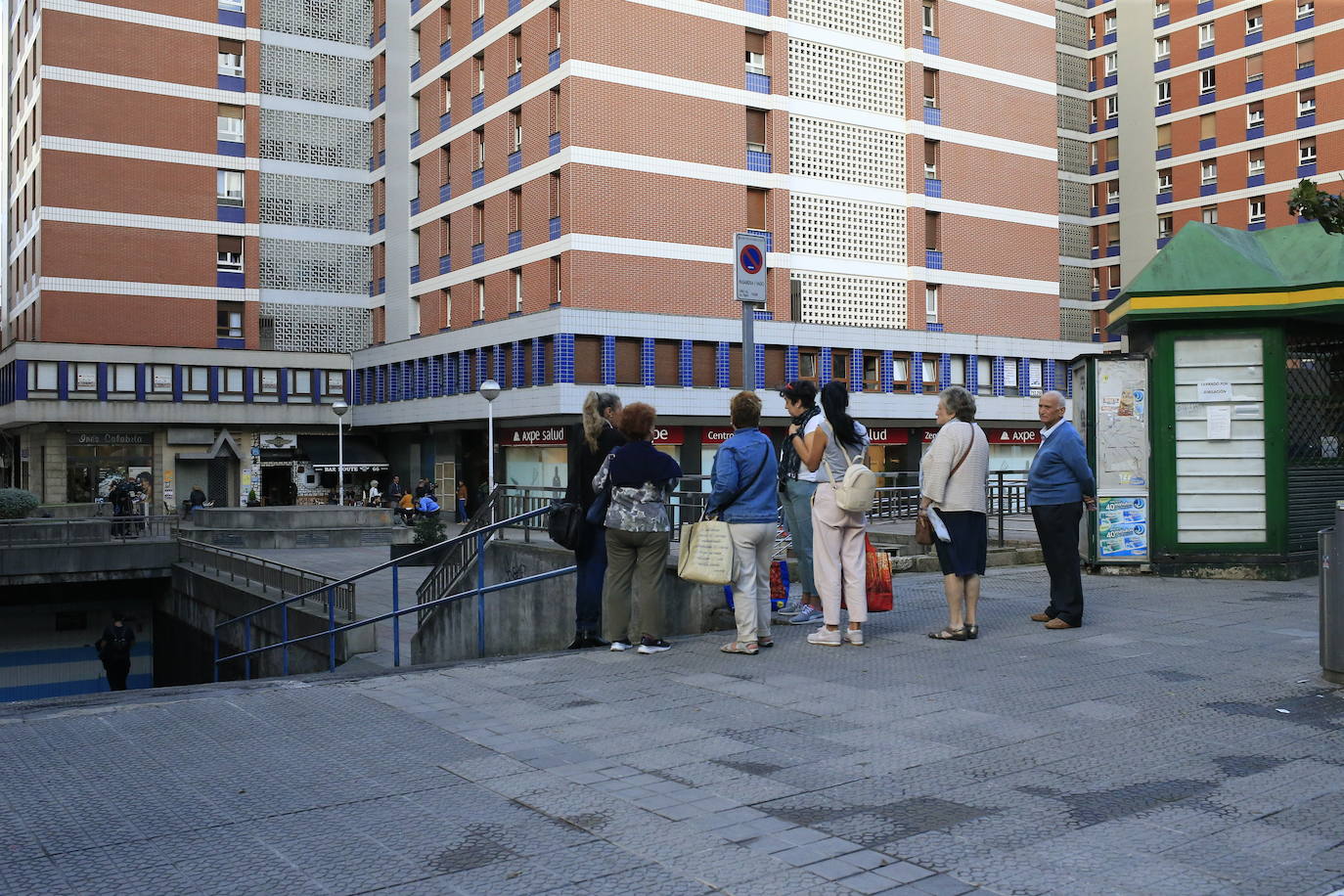 Varios vecinos observan el edificio donde la secuestradora dejó el niño en un felpudo del octavo piso. 