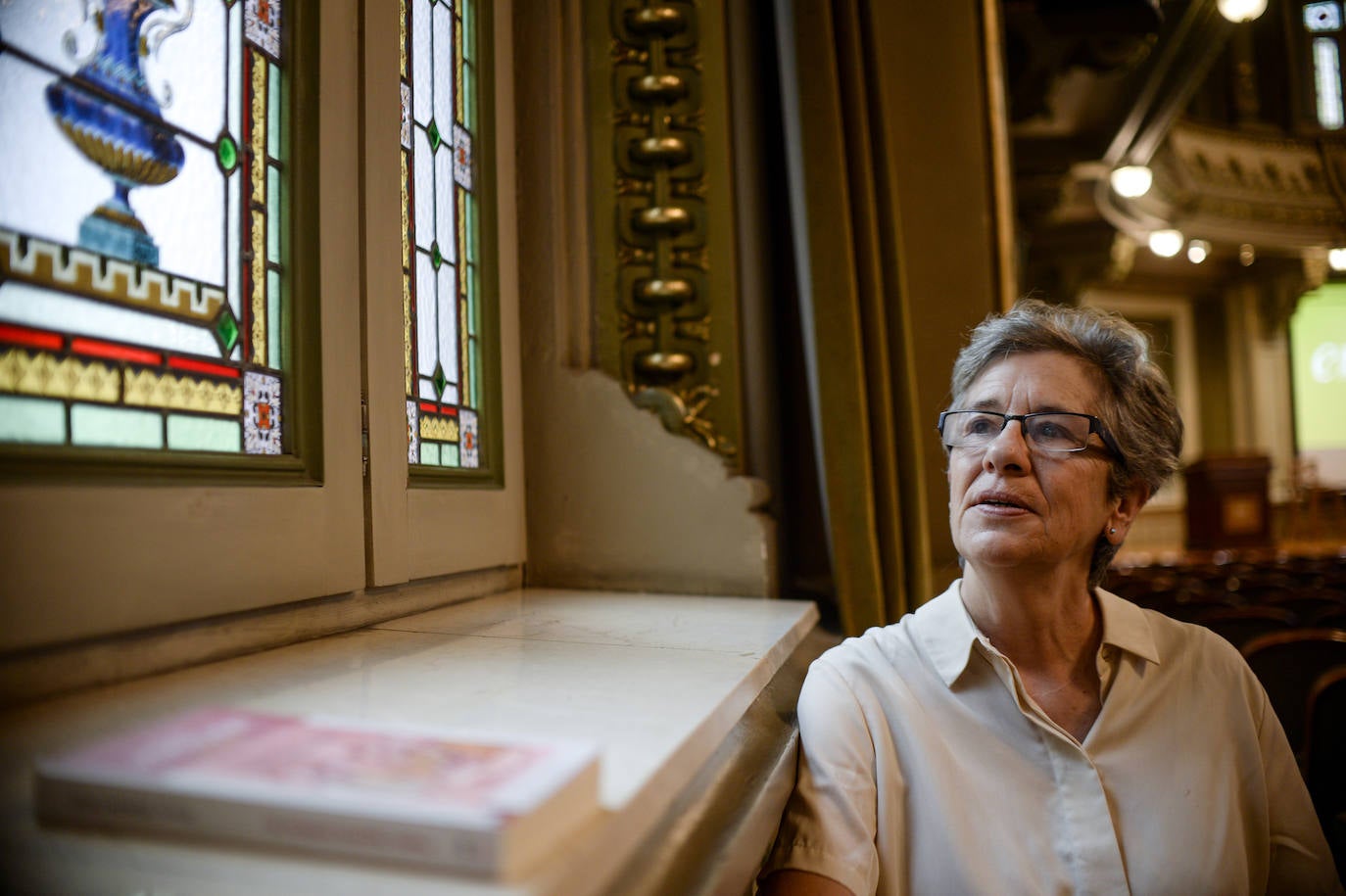 Koro Navarro en el salón de actos de la Biblioteca de Bidebarrieta, en Bilbao. 