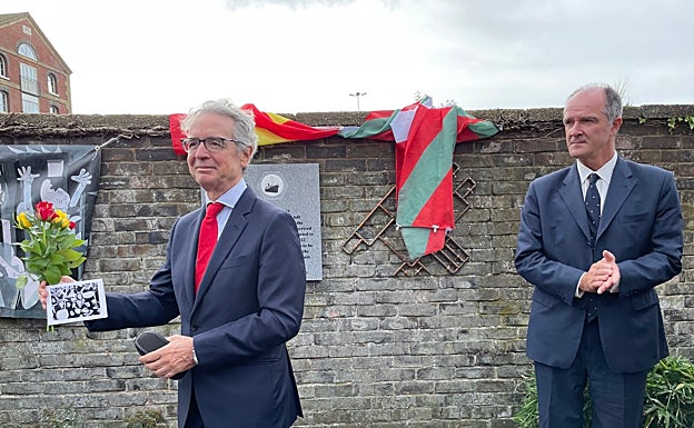 El embajador español en Londres, José Pascual Marco, y Ibon Mendibelzua, representante del Gobierno vasco. 