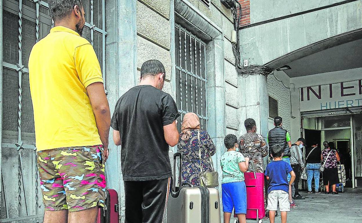 Colas para recibir alimentos durante la pandemia en los Claretianos de San Francisco. 