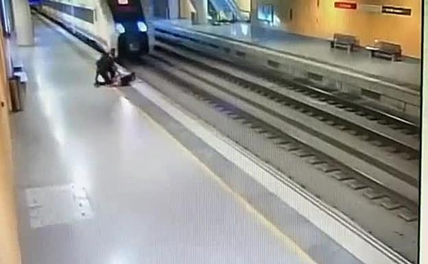 Dos policías evitan que una mujer se arroje a las vías en Cádiz