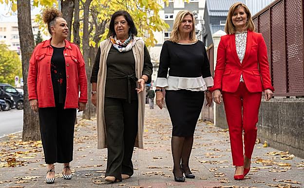 Las cuatro máximas responsables del Palacio de Justicia en un acto oficial en el barrio de Sansomendi.