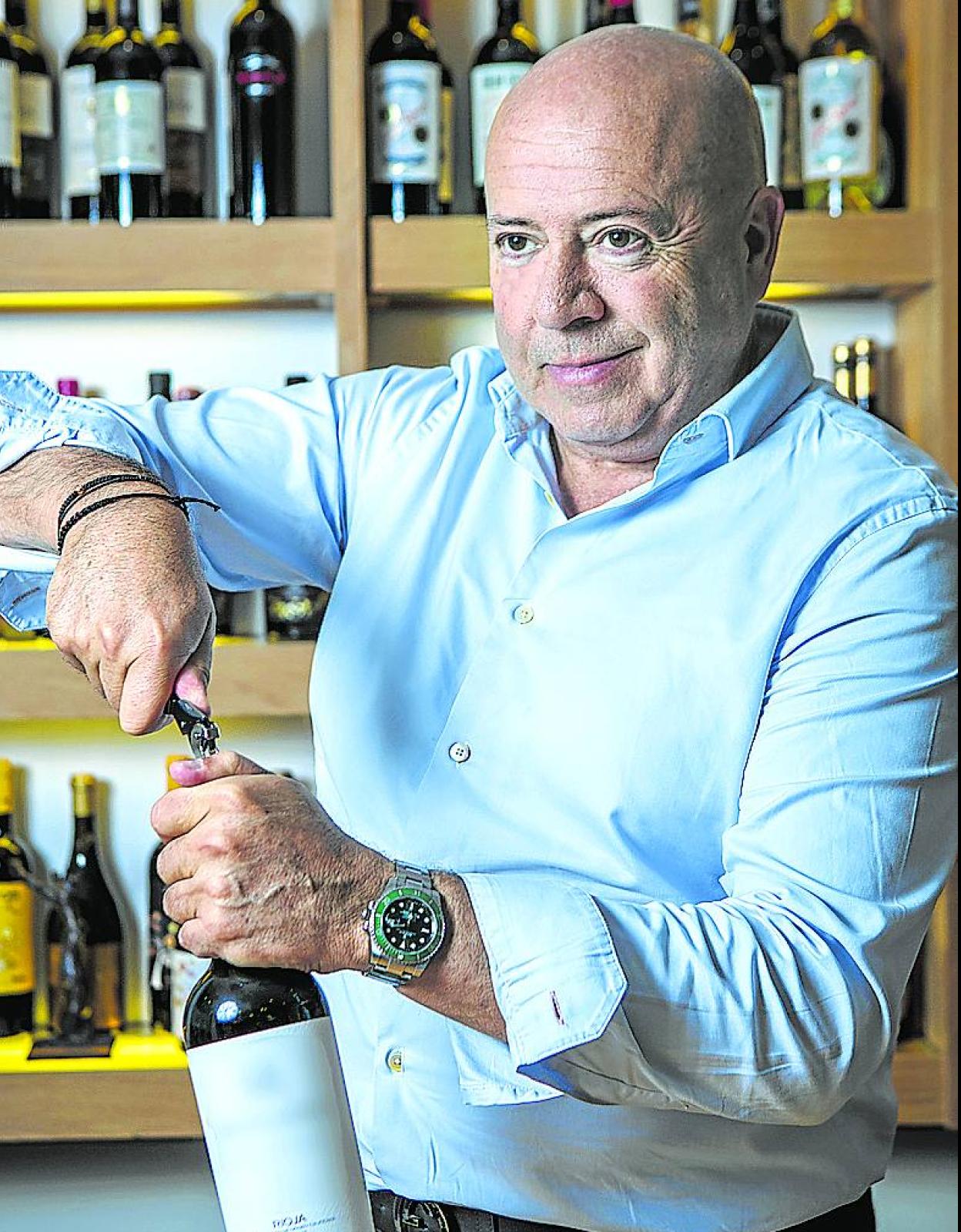 Ruiz de Galarreta descorcha una botella en la sede de Araex. 