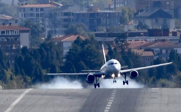 Las fuertes rachas de viento obligan a desviar once vuelos de Loiu