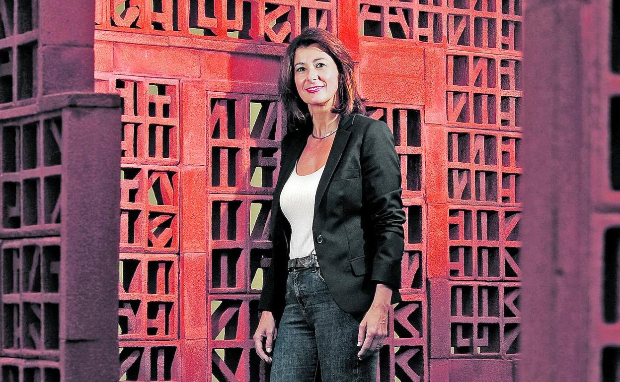 La 'número dos' del PP vasco posa en el monumento de recuerdo a las víctimas del terrorismo a la entrada del Parlamento vasco. 