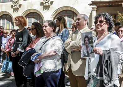 Imagen secundaria 1 - En la foto superior, una ertzaina busca huellas. Sobre estas líneas, una concentración de protesta y la víctima, que tenía 75 años. 