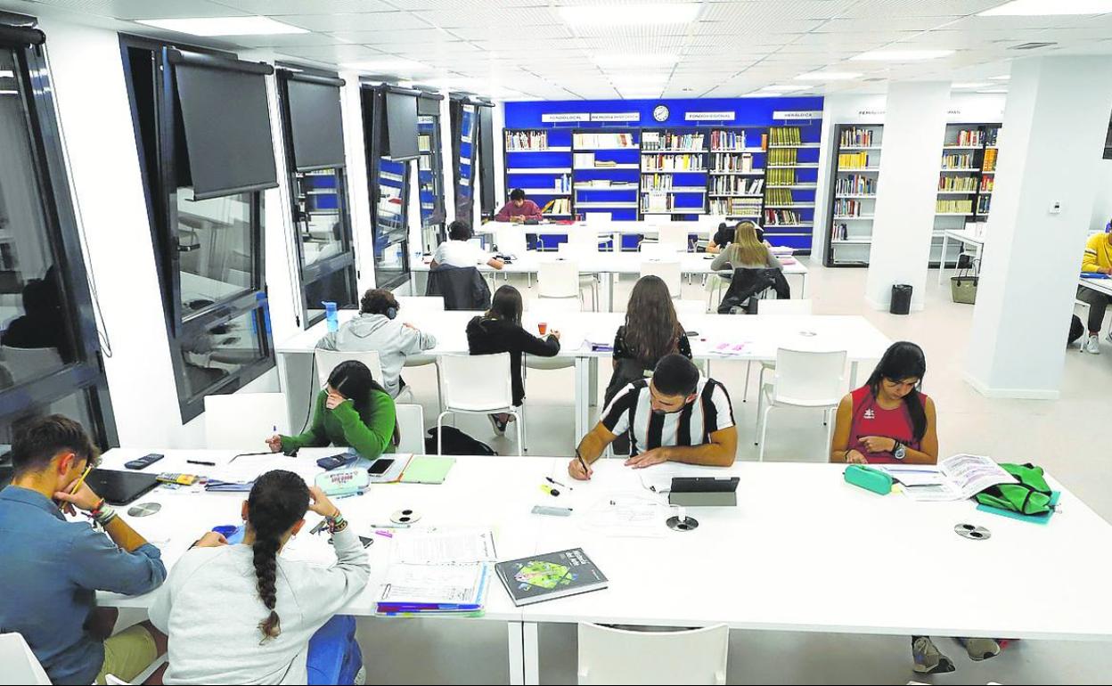 Los estudiantes disponen de un aula de estudio de la que pueden hacer uso hasta en horario nocturno. 