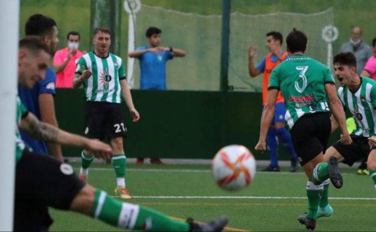 El equipo cántabro juega en campo de césped artificial. 