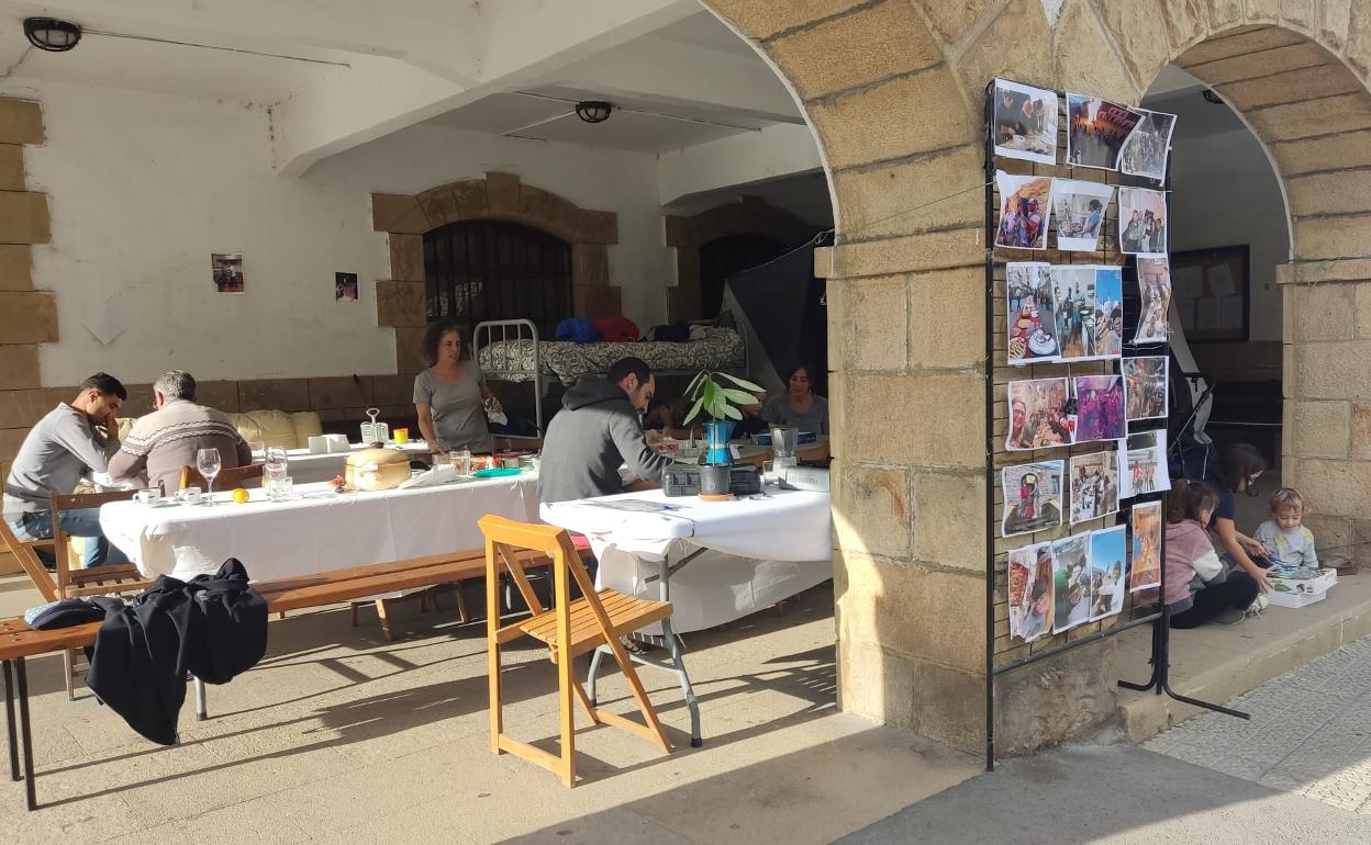 Varios inmigrantes reciben clases de refuerzo en la acampada. 