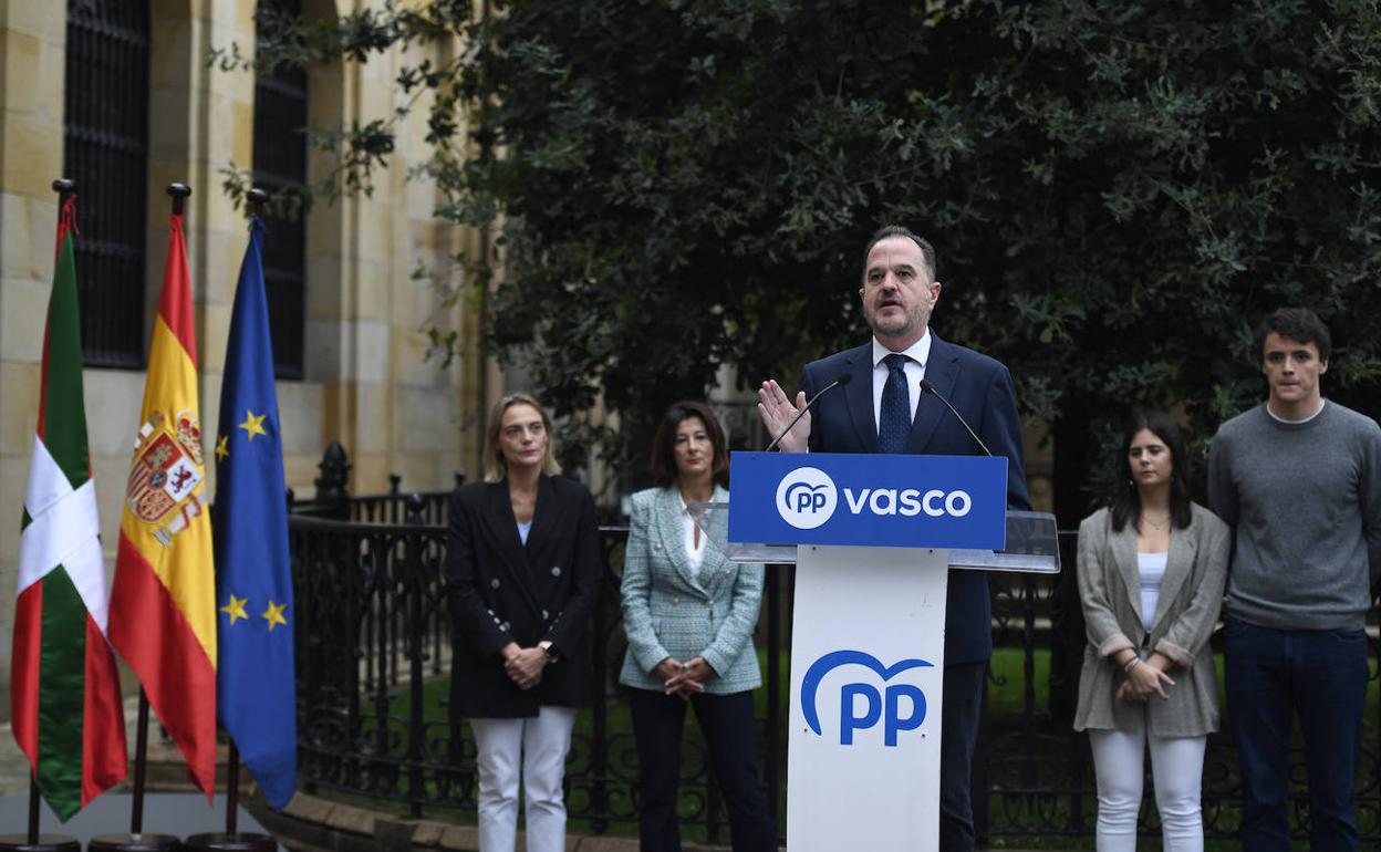 El presidente del PP vasco, Carlos Iturgaiz, en un acto este martes en la Casa de Juntas de Gernika. 