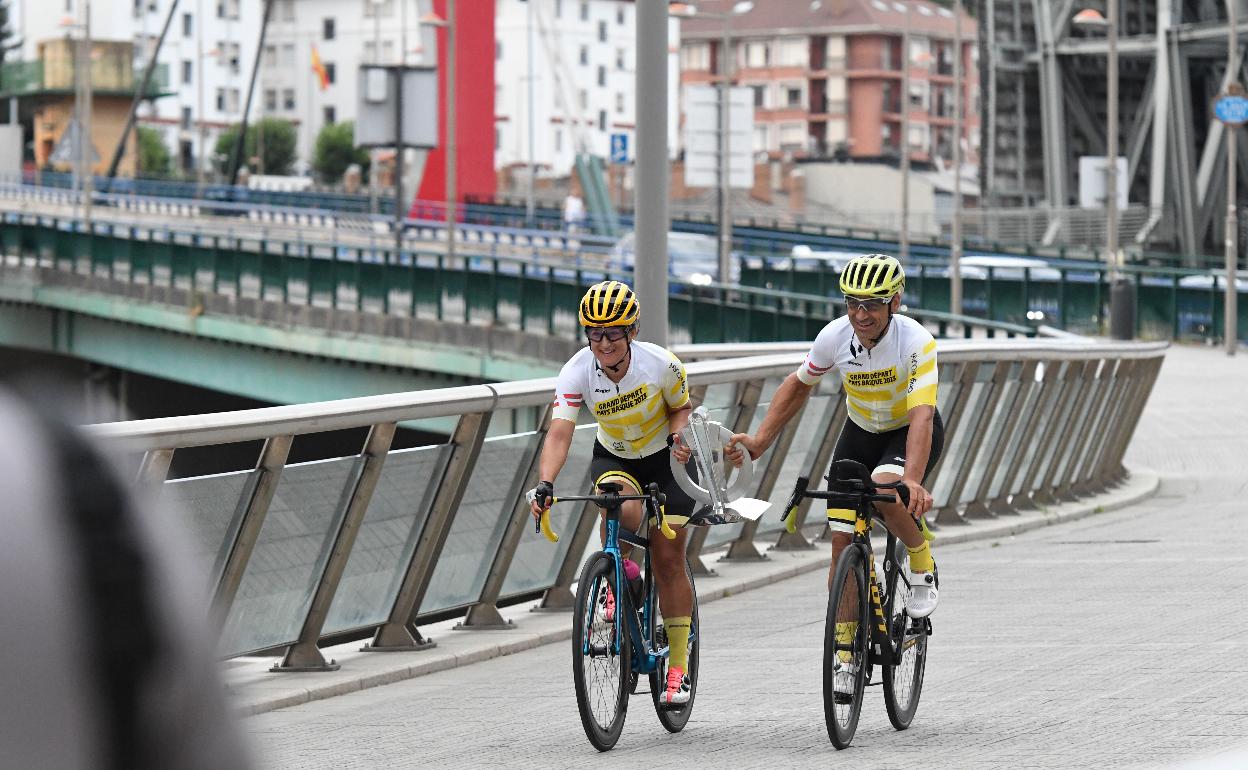 Ziortza Villa y Julián Sanz trajeron el trofeo del Tour a Bilbao. 