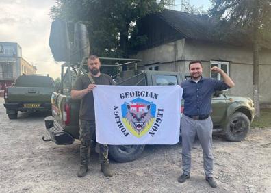Imagen secundaria 1 - Arriba, Iván Oleksii en el taller en el que blindan los todoterrenos. Voluntarios de la Legión Georgiana junto a uno de los coches. Una ametralladora pesada en uno de los 4x4.