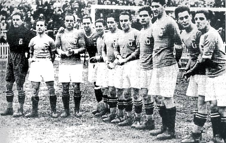 Alineación del Oviedo antes de un partido de aquellos años.