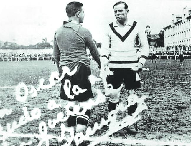 El portero ovetense Carlos, de espaldas, saluda al legendario guardameta Ricardo Zamora. 