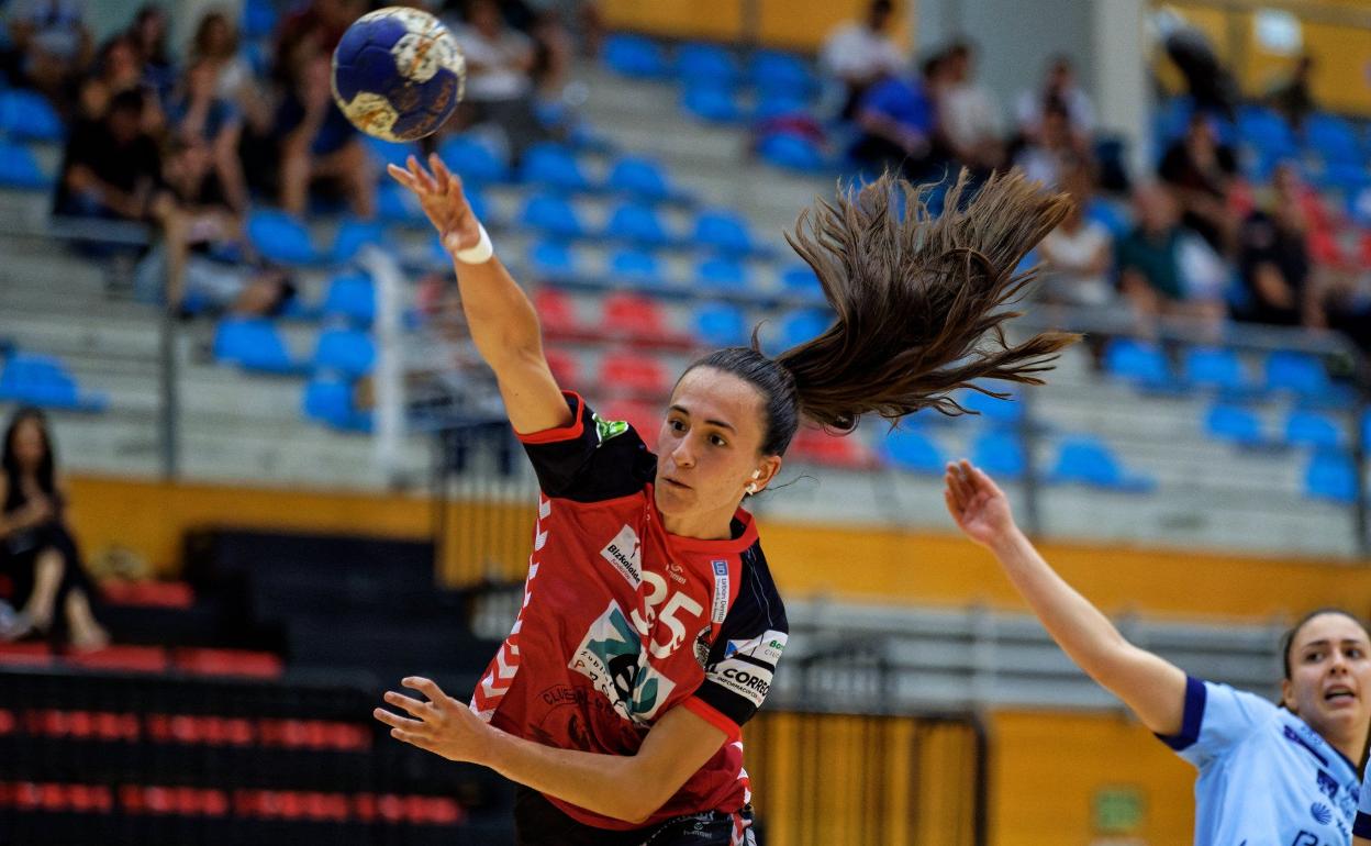Maddi Bengoetxea lanza a puerta durante un partido de liga del ZEV Zuazo 