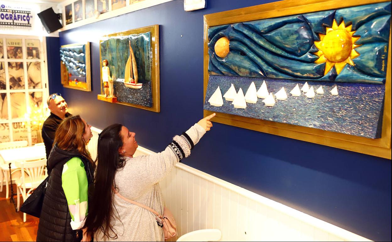 La técnica de Fernández da como resultado obras muy llamativas por tamaño y brillo. 