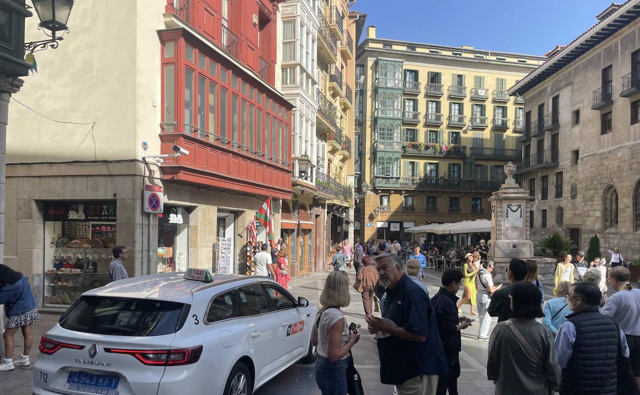 La oposición exige medidas contra el «caos» de la restricciones de tráfico en el Casco Viejo de Bilbao