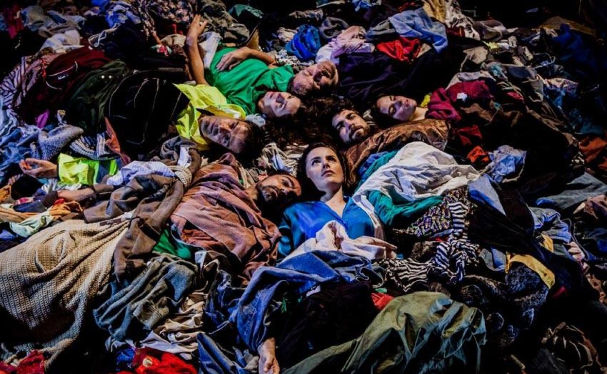 El espacio escénico usa todo un camión de ropa usada para recrear el derrumbe. 