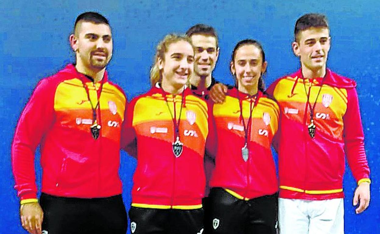 Leire Garai, segunda a la derecha, en lo alto del podio. 