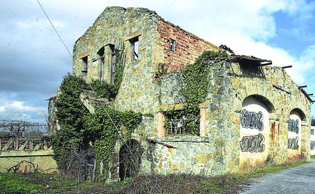 El edificio de automotores del Vasco Navarro en Puente Alto. 