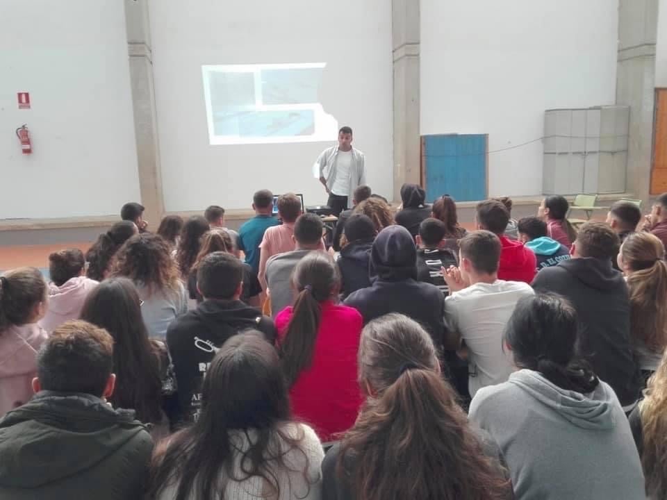 Edu Blasco organiza charlas con estudiantes. 