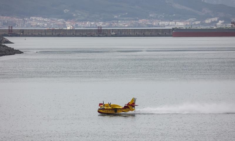 Un hidroavión carga agua.