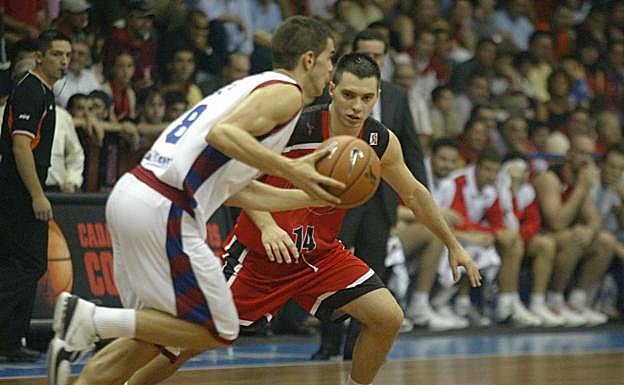 Debut y derrota en la ACB. Salgado (defiende a Calderón) se queda con la abultada derrota sufrida el 3 de octubre de 2004.