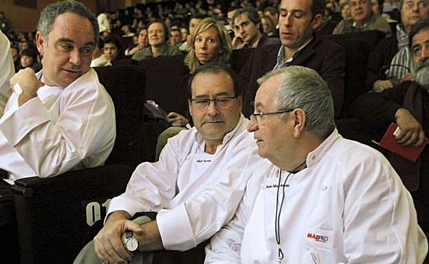 Arbelaiz, en el centro, entre Ferran Adriá y Juan Mari Arzak. 