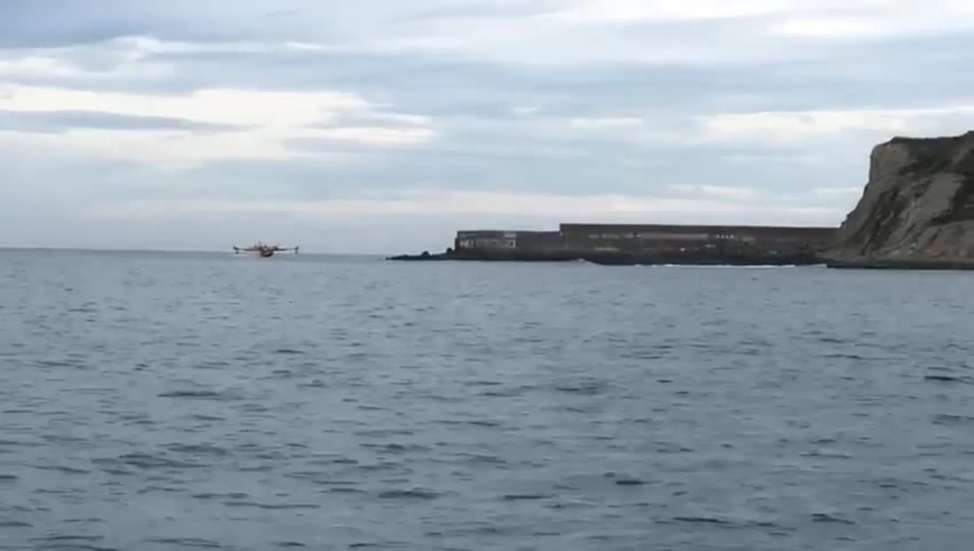 Hidroavión cogiendo agua en La Galea