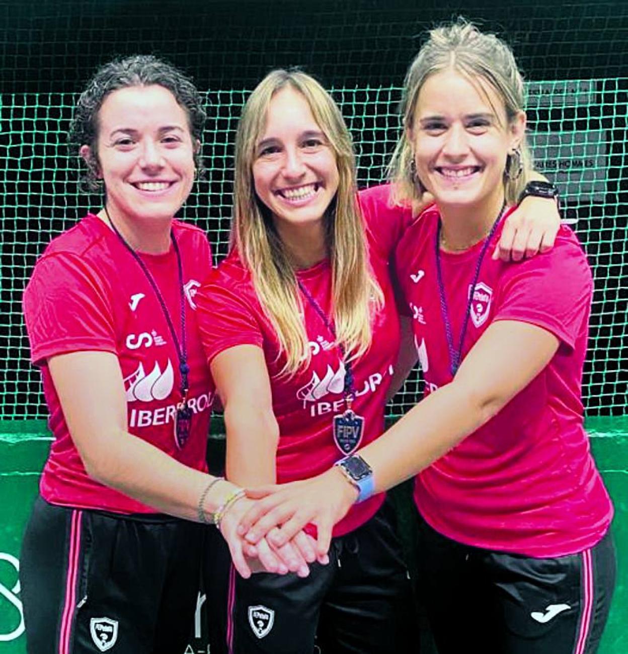 Ane Ibánez, Nagore Martín y Uxue Murillo, tras lograr el bronce.