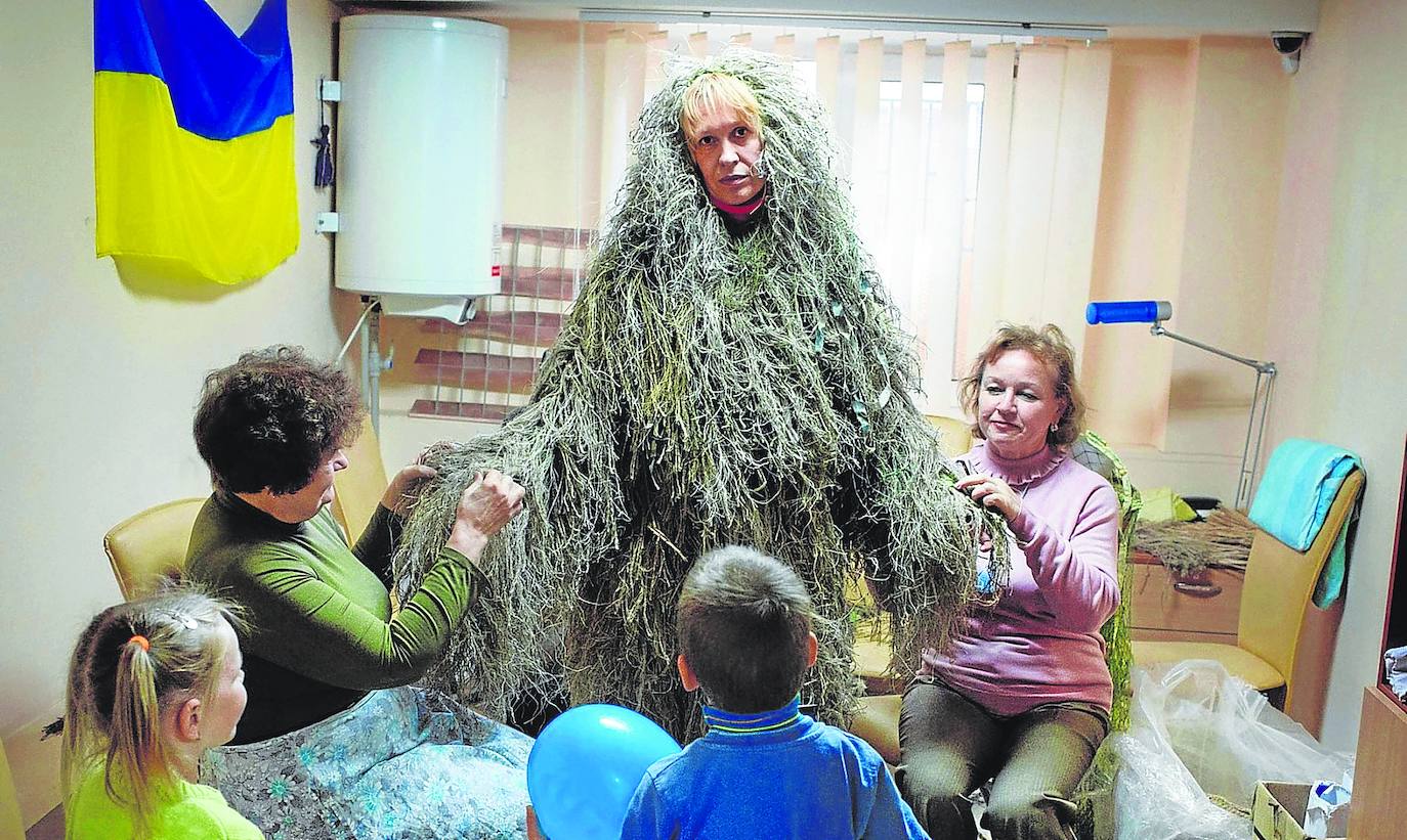 ‘Ukraine Crisis’. Mujeres ucranianas cosen un traje de camuflaje para los francotiradores. En el ‘Centro Novy’ de Mariupol, una organización que reúne recursos para los soldados de Ucrania. «Una escena cotidiana en la que se muestra cómo la guerra afecta hasta al que no está en el frente matando», valora Gutiérrez. En definitiva, «la imagen de lo que ocurre en la retaguardia de un conflicto bélico». 